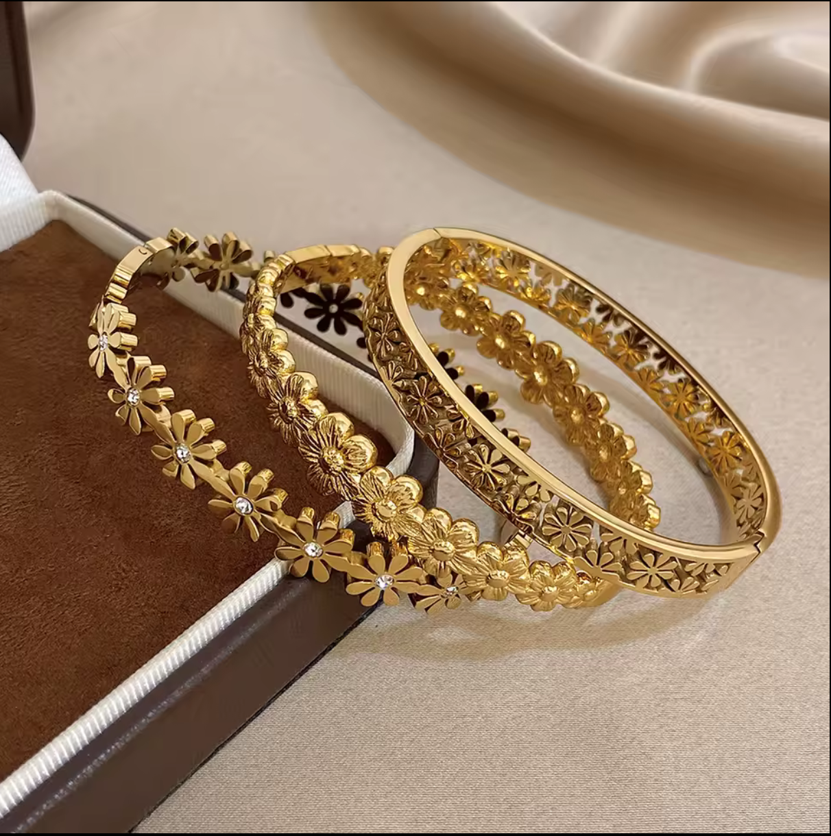18K Gold Plated Floral Daisy Bangle Set